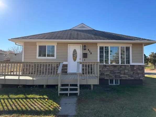 439 5th Ave NW, Minot, ND 58703
