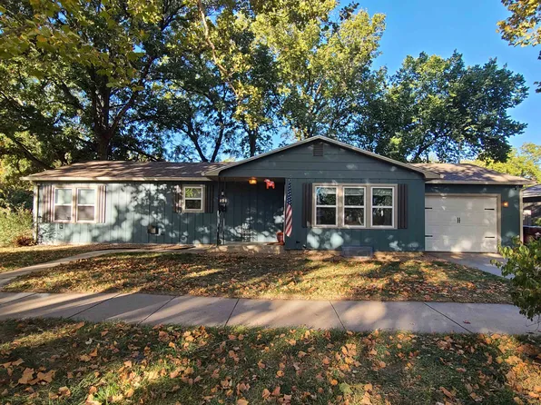 303 N 1st St, Lindsborg, KS 67456