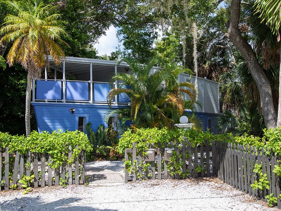 Set amidst lush Old Florida grounds, this in-city retreat feels world's away.