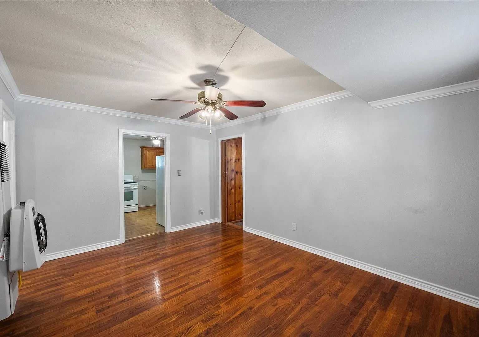 Charming home located in the heart of Corsicana — Photo 3