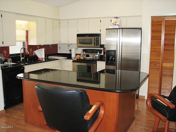 4411 Ponds Kitchen