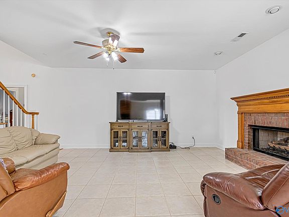 4th image of 303 High Coach Cir