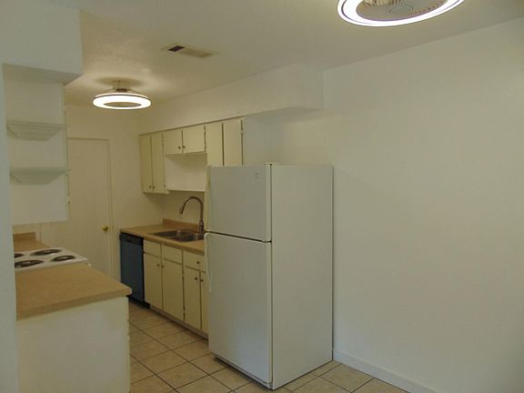 4th image of 407 Live Oak St #407
