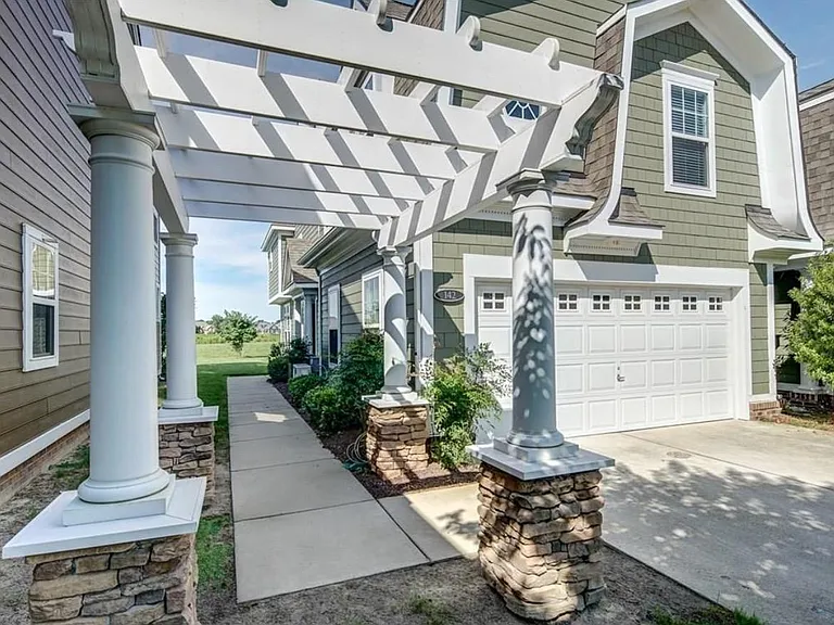 142 Sharpe Dr — Photo 3