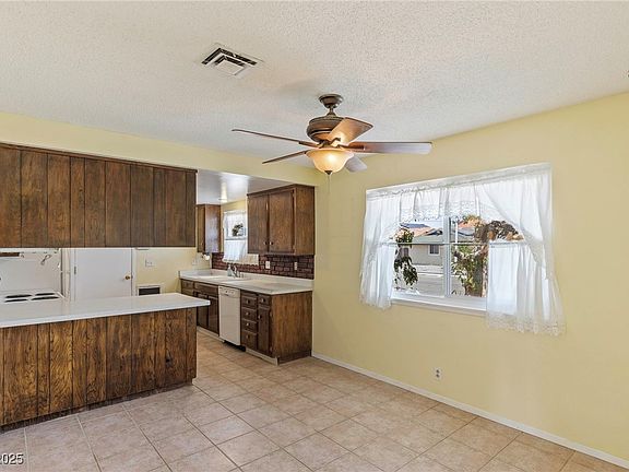 4th image of 3501 Venice Dr