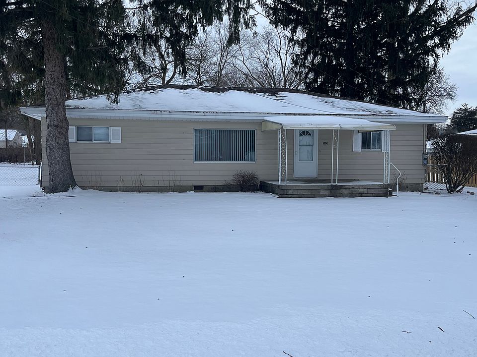 2nd image of 915 Dempster St
