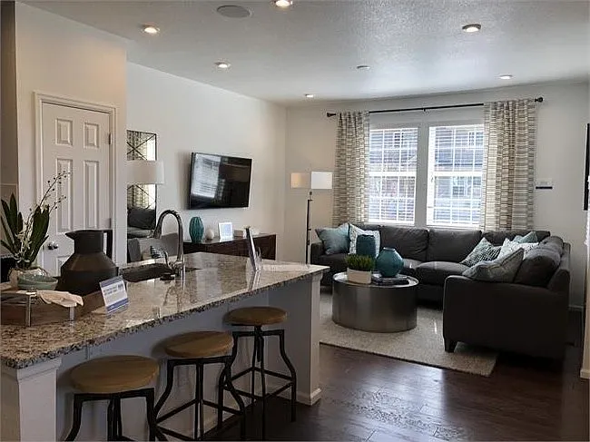 215 Jackson Dr — Photo 1