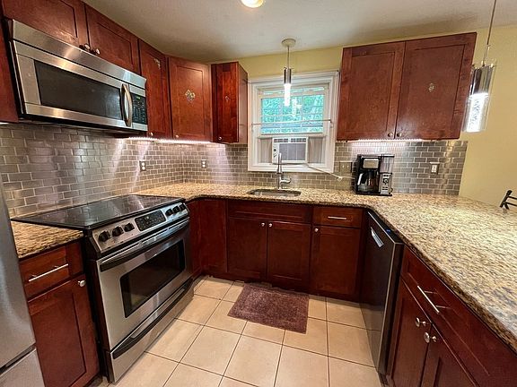 3rd image of 16 Litchfield St