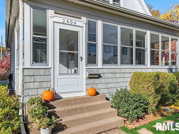 3rd image of 2404 Carey Ave