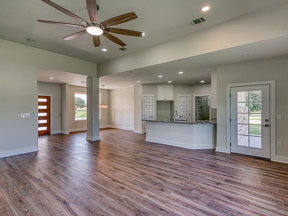 4th image of 206 Oak Grove Parkway