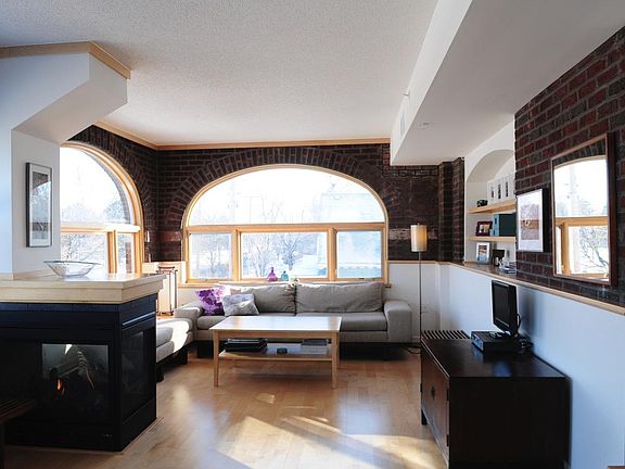 3rd image of 2040 Como Ave Unit 307