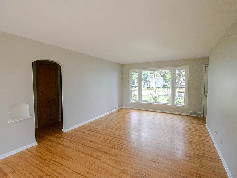 306 19th Ave SW — Photo 3