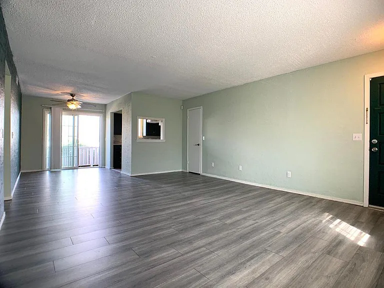 11433 N May Ave — Photo 2