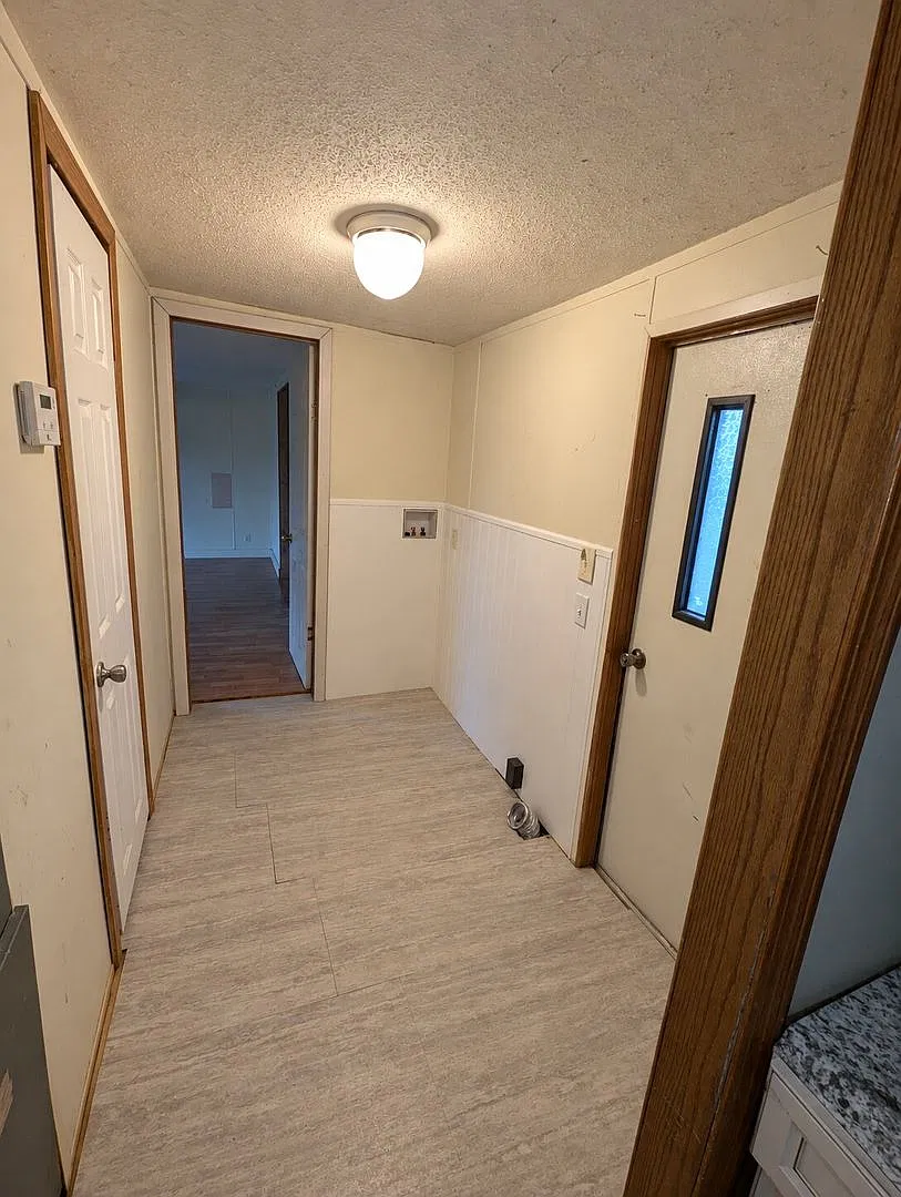 Country living with spacious front and backyard - 3 beds/ 2bath available now!! — Photo 3