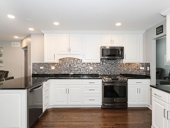 5th image of 976 Tallgrass Dr