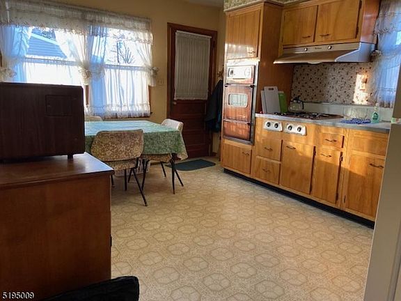 5th image of 44 Banta Ave