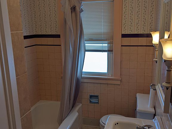 2nd image of 86 Kingman Ave W