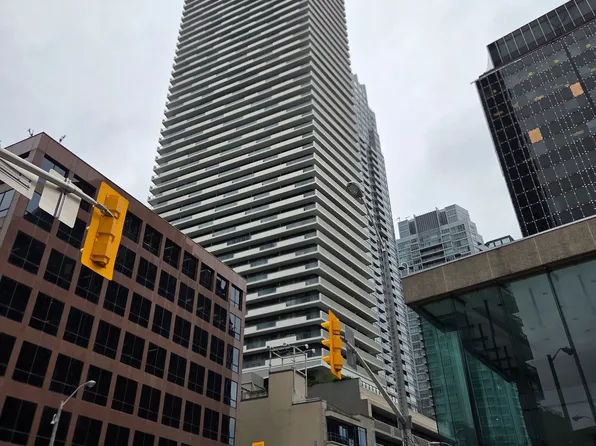 2221 Yonge St #3603, Toronto, ON M4S 0B8