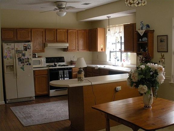 3rd image of 1049 Chestnut Hill Cir