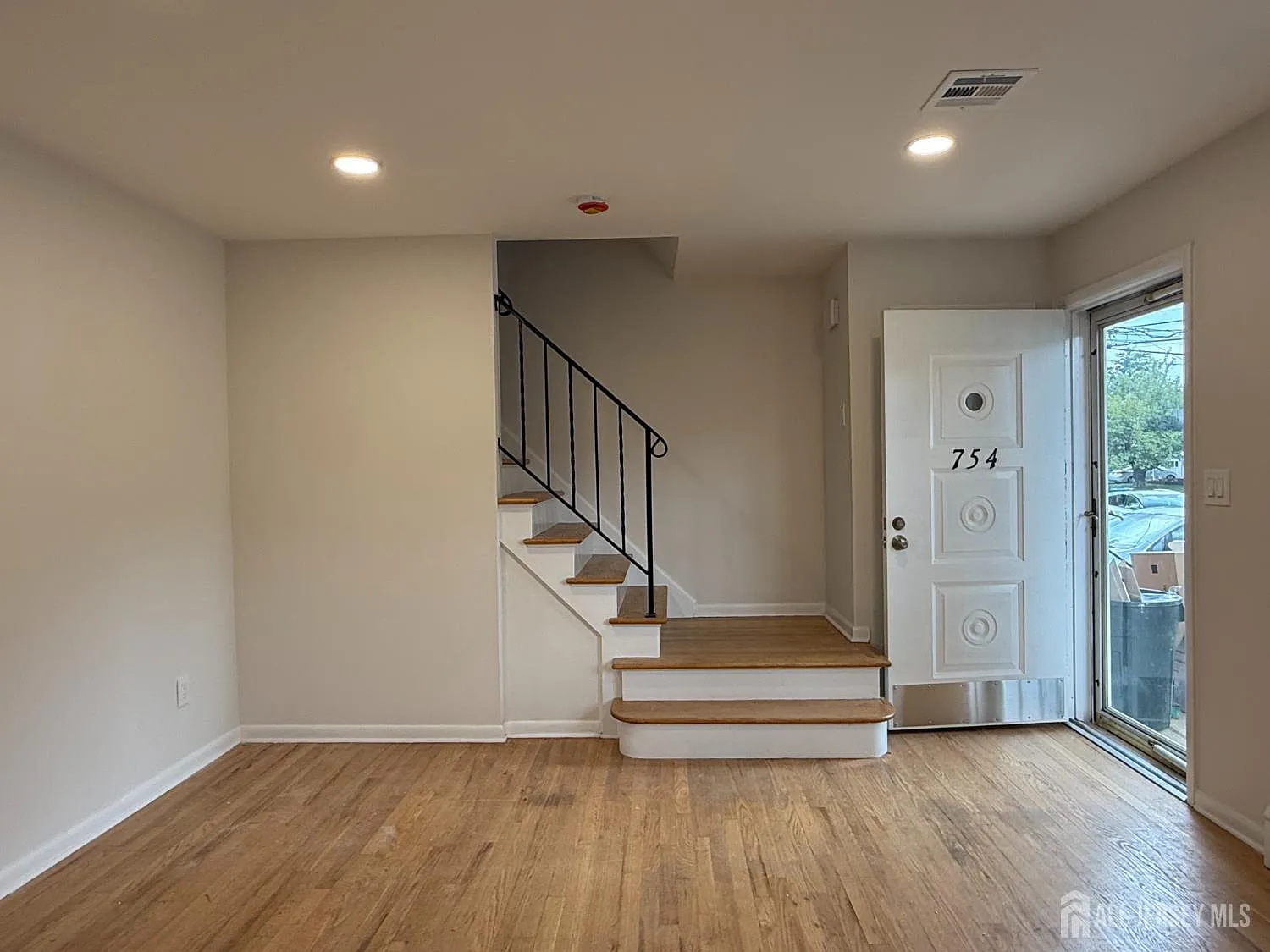 3 bed, 1.0 bath, $2,300 — Photo 4