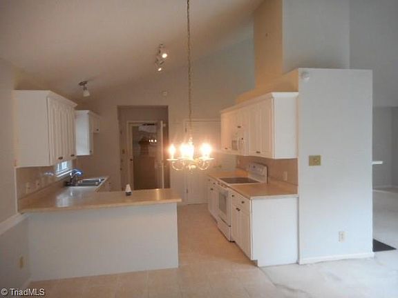 3rd image of 5 Oliver Ct