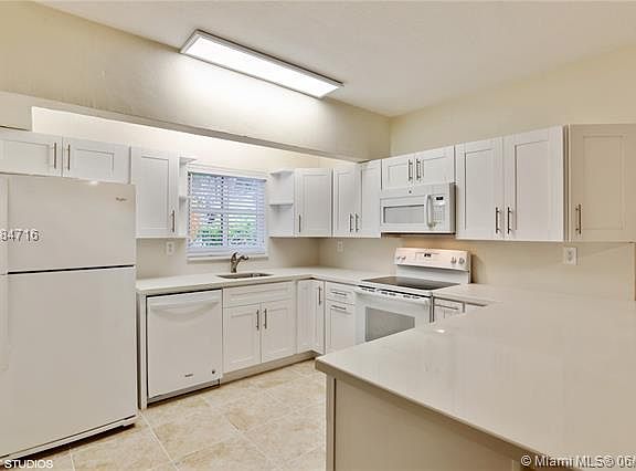 Rarely available townhouse in the heart of South Miami