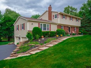 5 Walden Gln, Ballston Lake, NY 12019