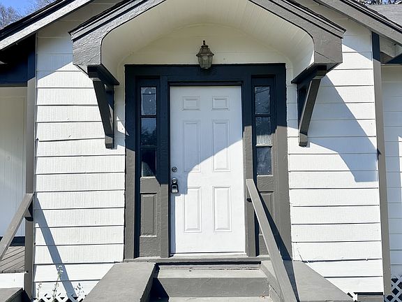 2nd image of 3835 Sherwood St