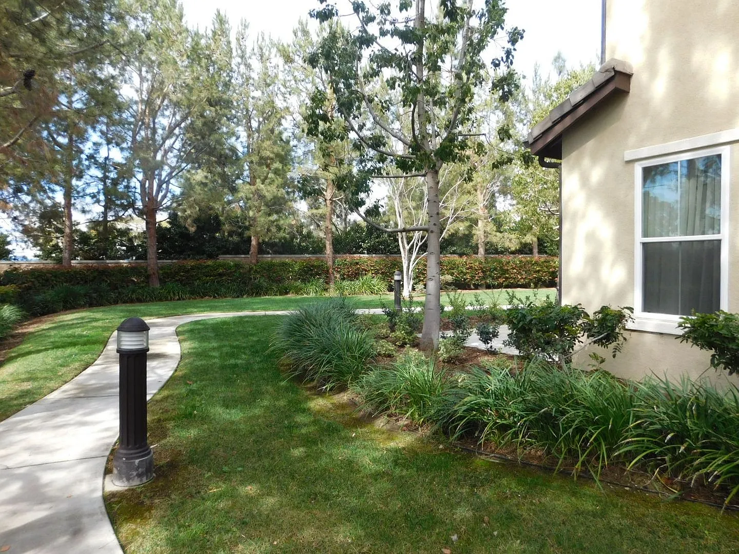 Exquisite 3 Bed 2.5 Bath Two Story Condo, Gated Complex, South Coast Metro — Photo 4