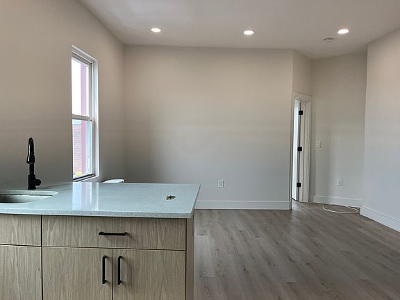 3rd image of 530 W Side Ave Floor 3