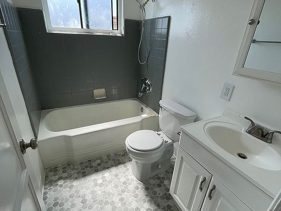 5th image of 3132-3146 Macaulay St