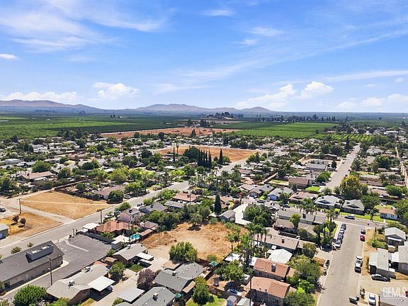 3rd image of 1078 E Tulare Rd