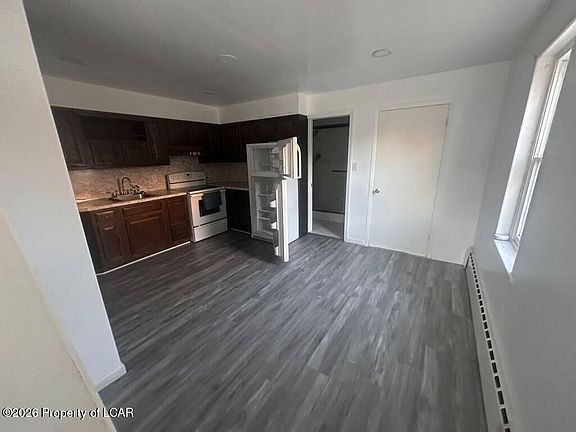 4th image of 165 Thirwell Ave