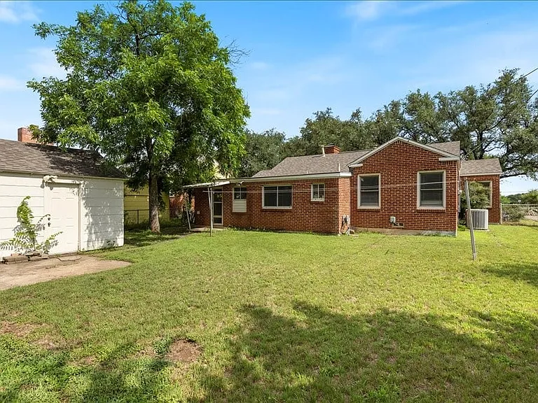 Large backyard and workshop for tools, hobbies, etc.