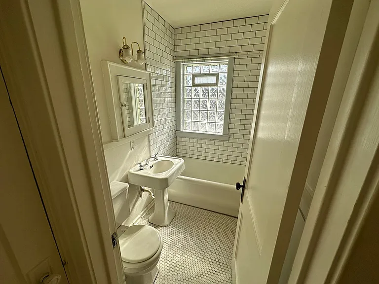 451 Fairview Ave N — Photo 31