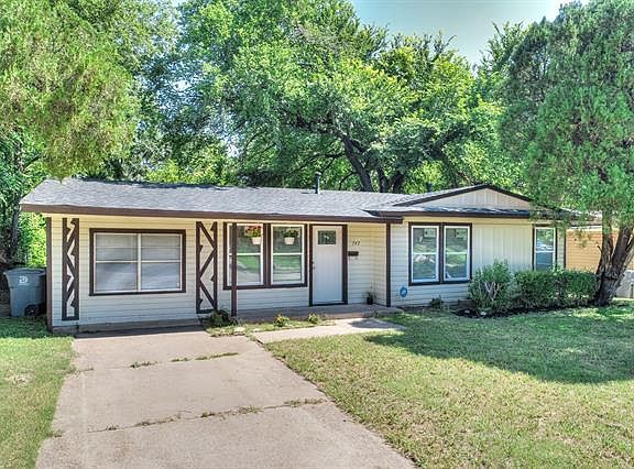3rd image of 749 Deerwood Dr