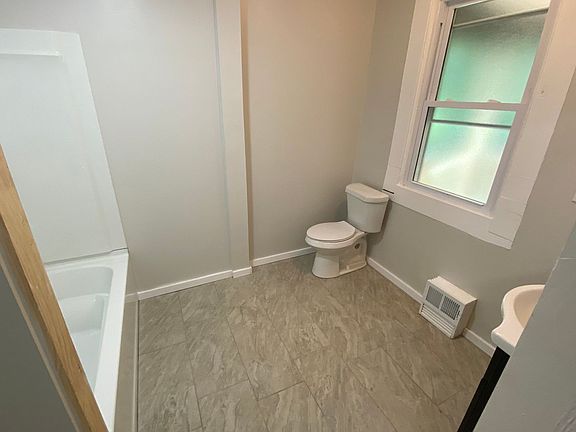 2nd image of 505 California Ave Floor 1