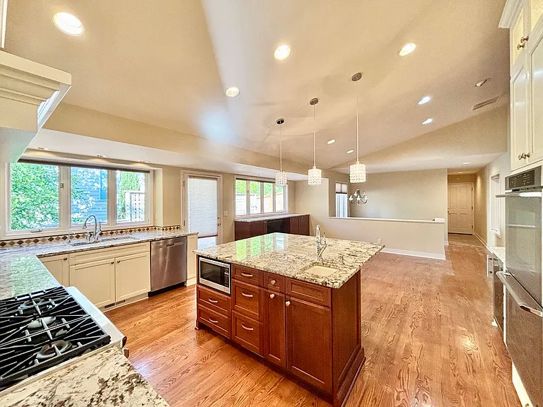 16558 SE 58th Pl — Photo 8