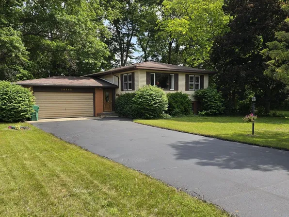 28548 Fairlane Dr, Dowagiac, MI 49047