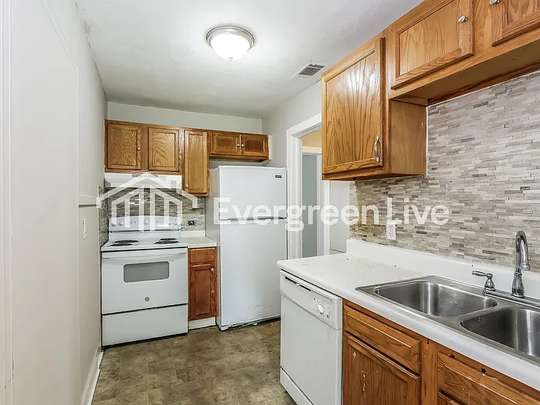 1802 Hampton Ave — Photo 6