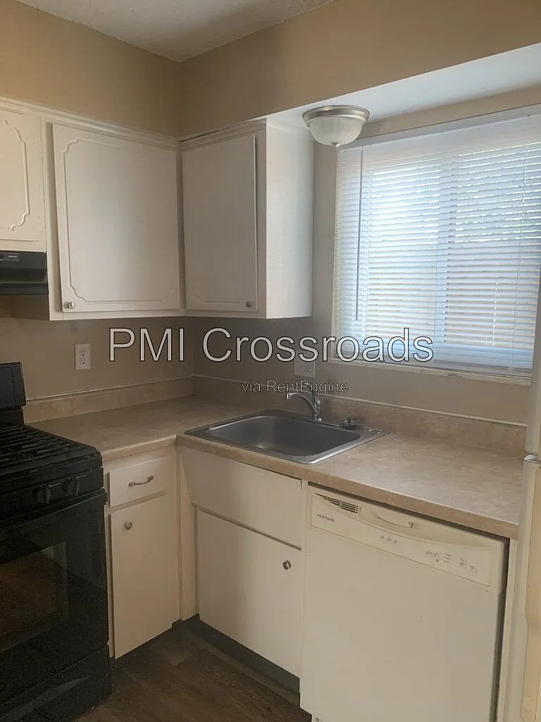 2 bed, 1.5 bath, 660 sqft, $1,470 — Photo 4