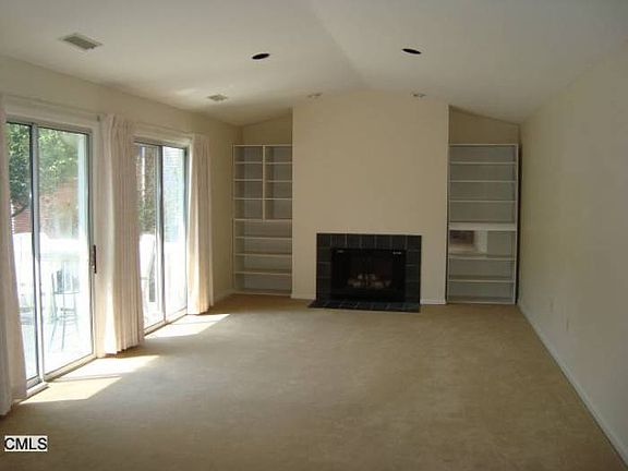 Living Room/ SGD to deck