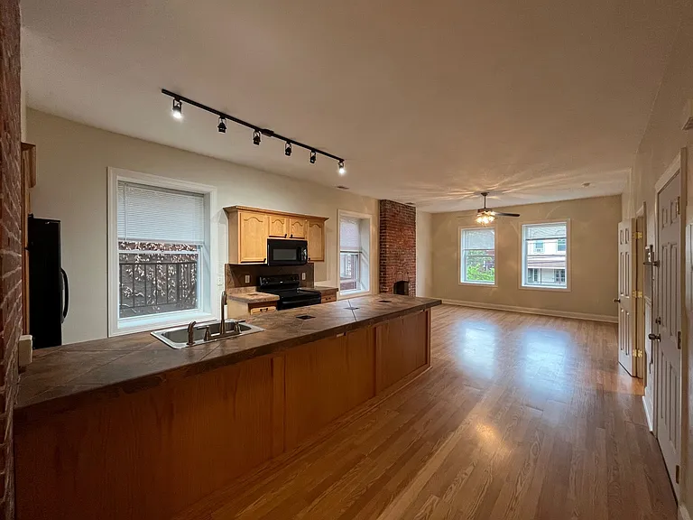 217 Stratford Ave — Photo 6