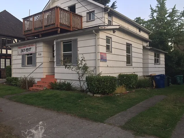 709 NE 43rd St — Photo 9