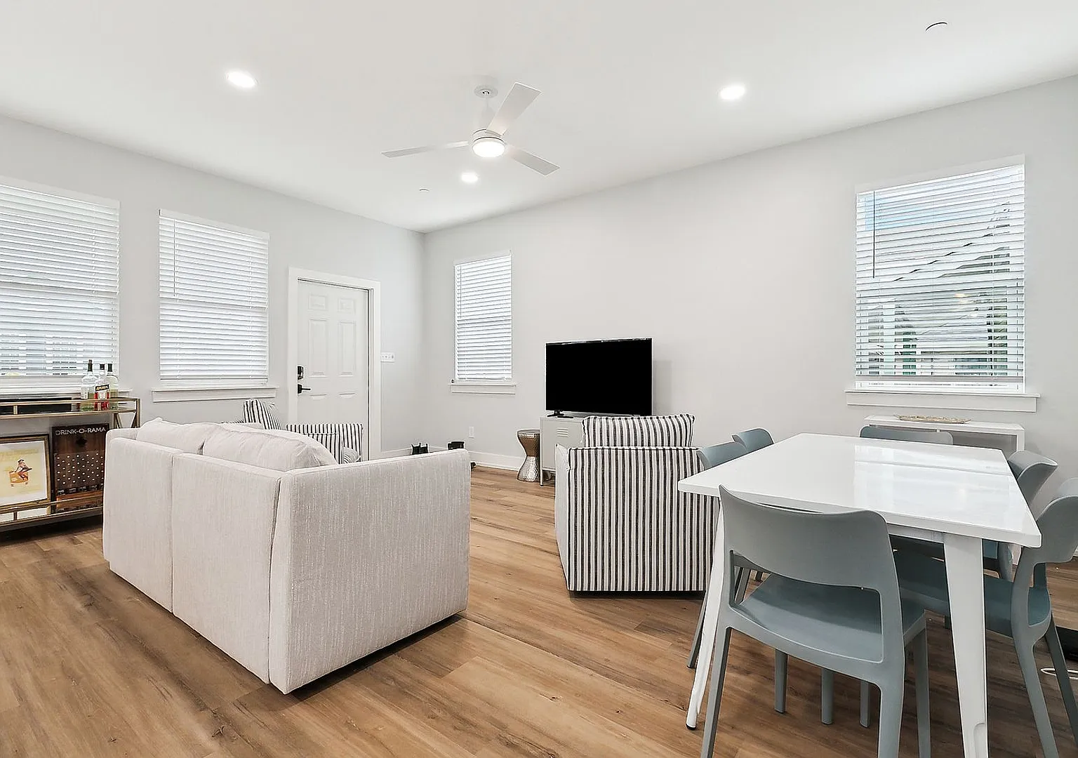 Elegant 3 Bedroom, 2.5 Bath Apartment — Photo 3