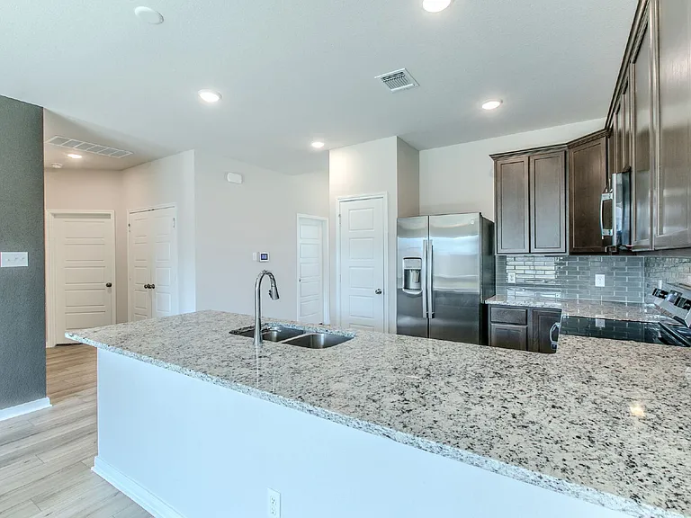113 University Ave — Photo 5