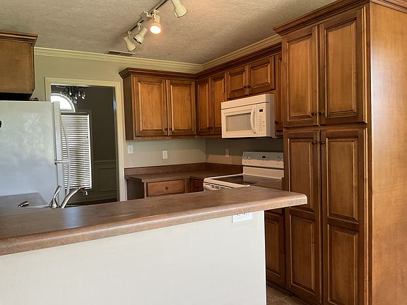 3rd image of 8 Small Oak Dr
