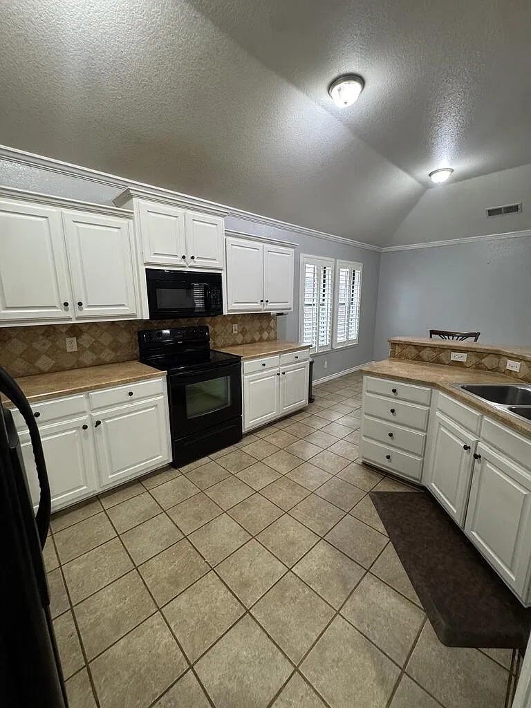 4 bed, 2.0 bath, 1620 sqft, $3,000 — Photo 4