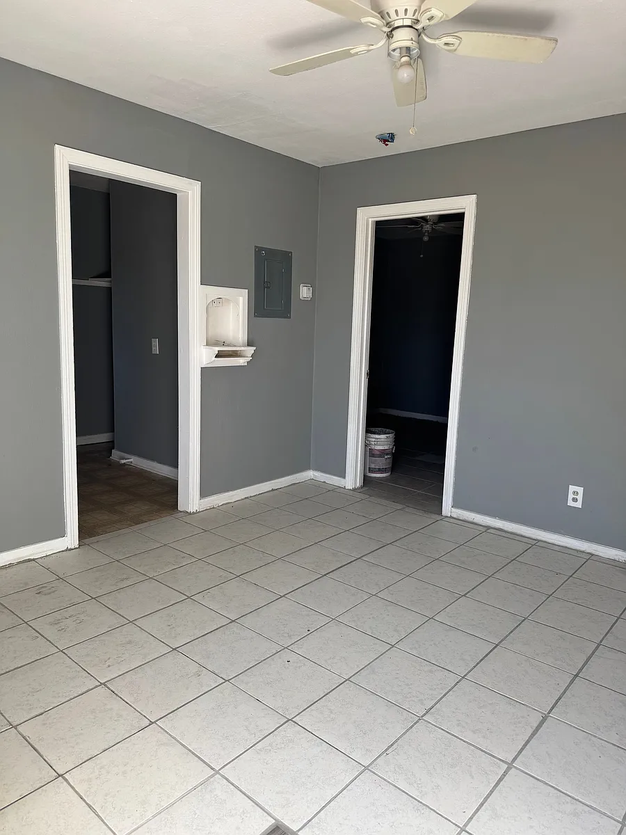 Building Photo - 920 S Bryan St #4