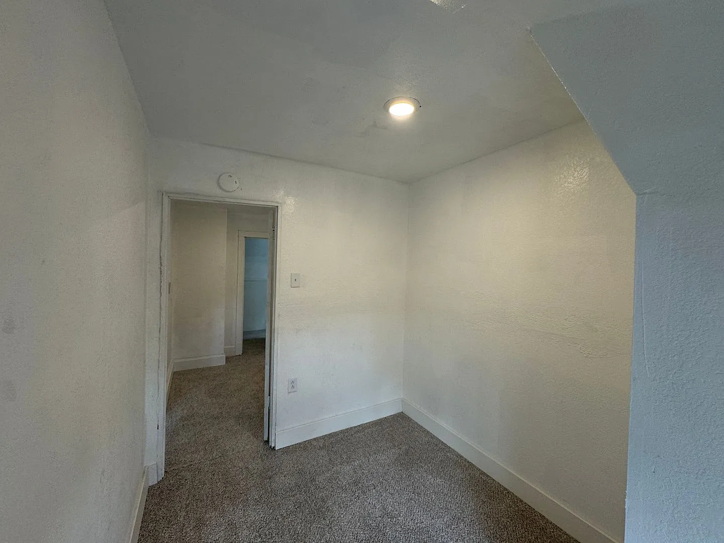Available Now!! 5 Bed 1 Bath Single Family Home! — Photo 3